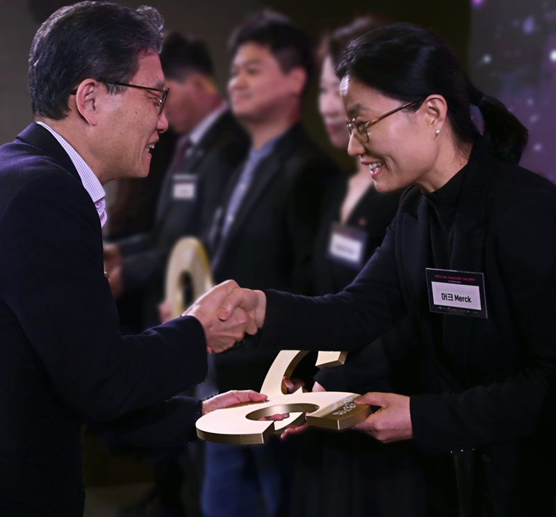 두 사람이 악수하는 사진