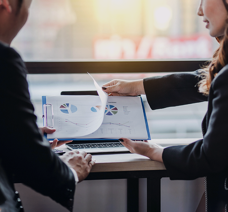 두 사람이 악수하는 사진