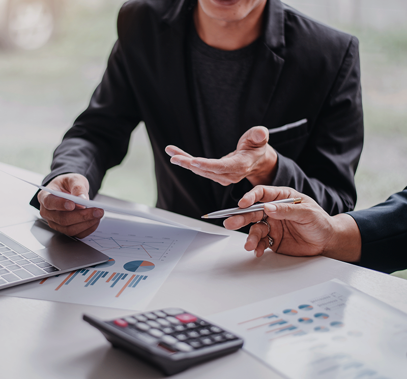 두 사람이 논의하는 사진